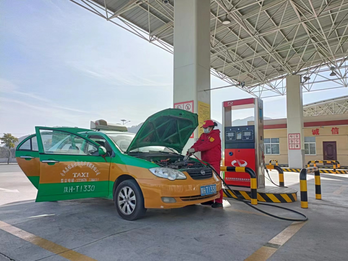 節日期間，省天然氣公司基層一線員工爲CNG出租車加註天然氣.jpg