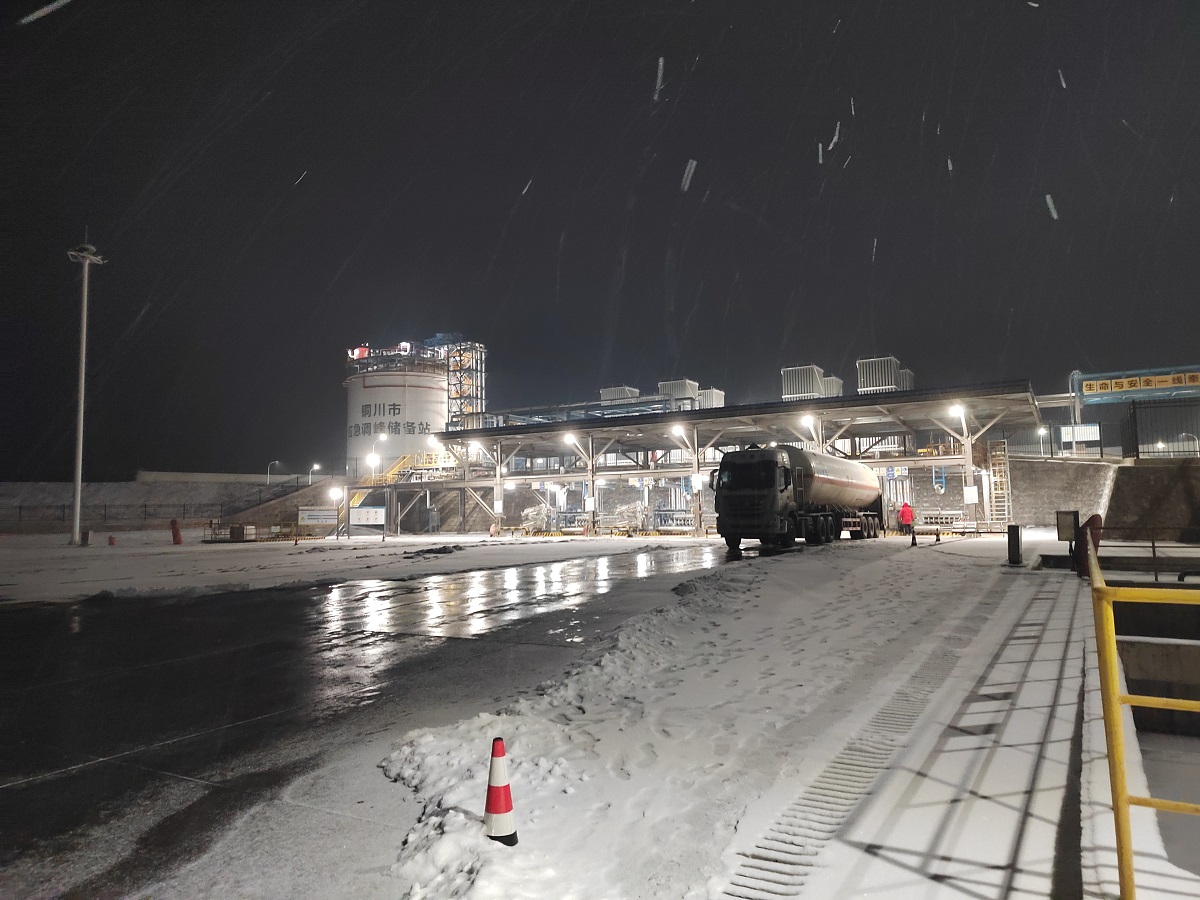 LNG站雪夜卸液.jpg